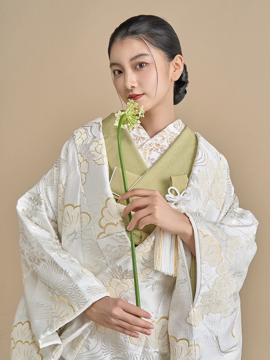 白無垢 流水松竹梅に鶴(りゅうすいしょうちくばいにつる)