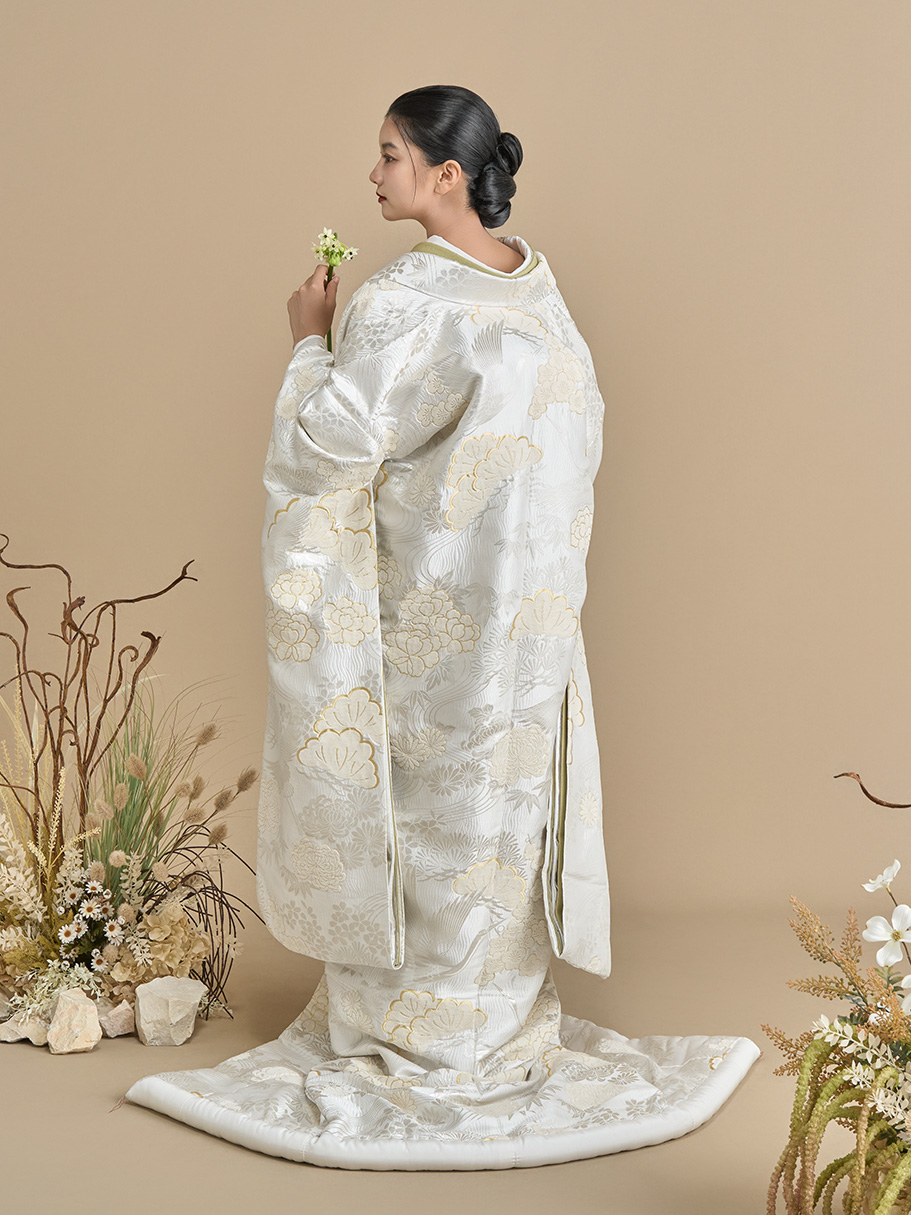 白無垢 流水松竹梅に鶴(りゅうすいしょうちくばいにつる)